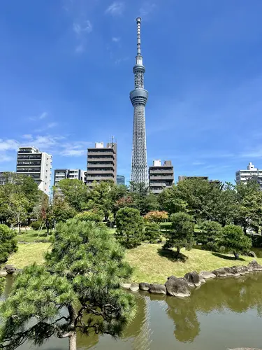Entlang des Flusses befinden sich zahlreiche Sehenswürdigkeiten, darunter der Sensō-ji-Tempel, die moderne Uferpromenade und der Tokyo Skytree.