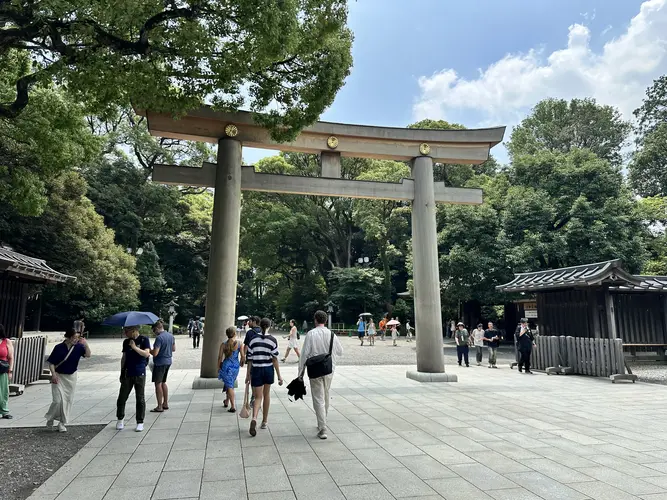 Trotz seiner Lage im Herzen der Millionenmetropole Tokio herrscht auf dem Gelände eine erstaunlich ruhige und spirituelle Atmosphäre.