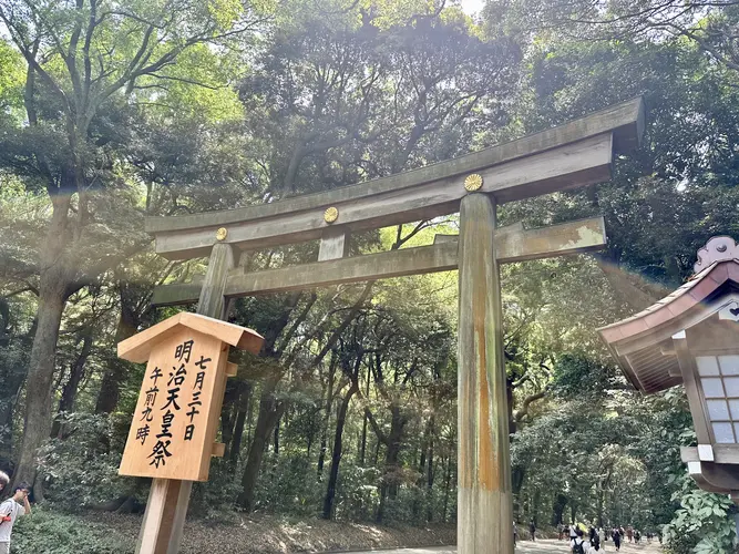 Besonders zum Neujahr besuchen Millionen von Menschen den Schrein, um für Glück und Erfolg im neuen Jahr zu beten. Er zählt zu den meistbesuchten Schreinen Japans.