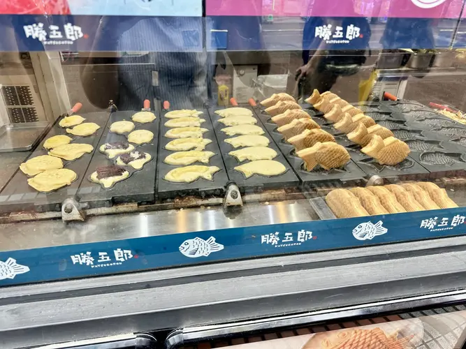 Taiyaki sind ein beliebter Snack mit knusprigem Teig und warmer Füllung