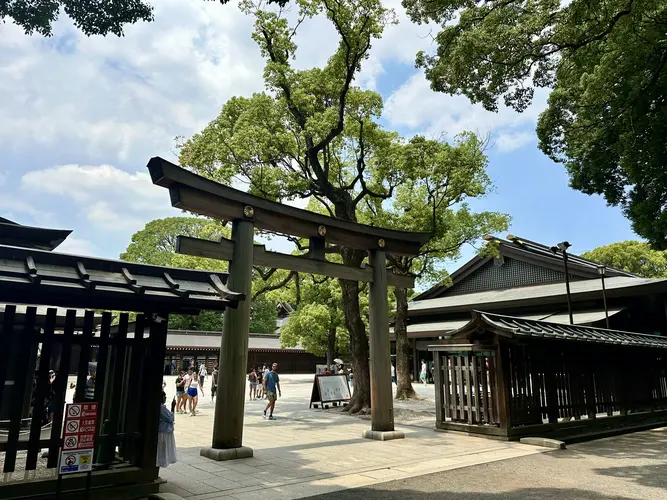Der Zugang zum Schreingelände ist kostenlos. Für den Besuch des inneren Gartens (Meiji Jingu Gyoen) wird jedoch ein kleiner Eintritt erhoben.