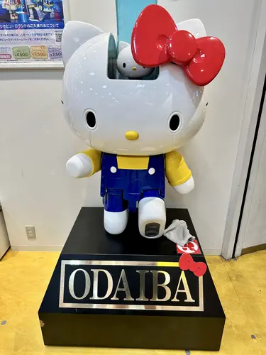Odaiba ist eine künstlich aufgeschüttete Insel in der Bucht von Tokio, die ursprünglich im 19. Jahrhundert als Verteidigungsanlage errichtet wurde.