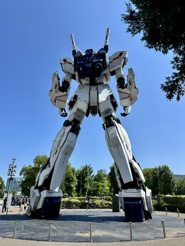 Zu den bekanntesten Sehenswürdigkeiten gehören die lebensgrosse Gundam-Statue, Einkaufszentren, Museen und das interaktive TeamLab-Museum.