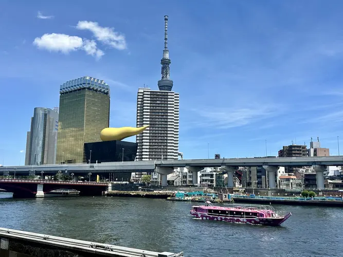 Der Sumida-Fluss ist rund 27 Kilometer lang und fliesst durch das Herz von Tokio bis in die Bucht von Tokio.