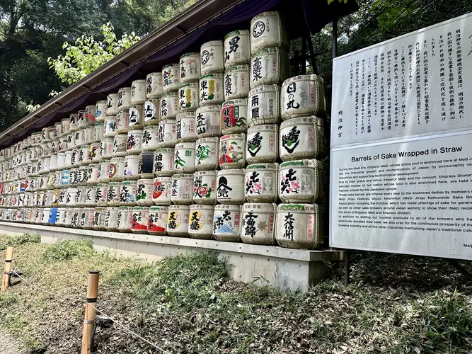 Am Eingang stehen grosse Fässer mit Sake und auch einige Weinfässer aus Frankreich. Diese symbolisieren die Offenheit Kaiser Meijis gegenüber westlichen Einflüssen.