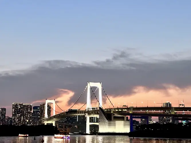 Die Insel bietet einen herrlichen Blick auf die Rainbow Bridge, die Odaiba mit dem Zentrum Tokios verbindet.